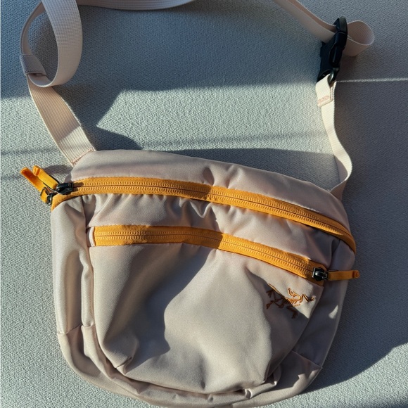 Arc'teryx Mantis 2 Waistpack in Sunlust - Picture 2 of 5